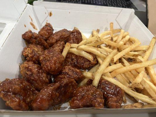 Honey bbq bonesless wings and fries