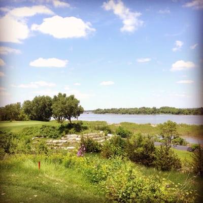 Beautiful par 3 over the quarry, next to the train tracks and off the river.