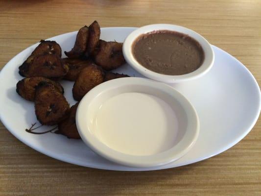 Plátanos fritos con crema y frijoles... No hay algo mas rico que esto.