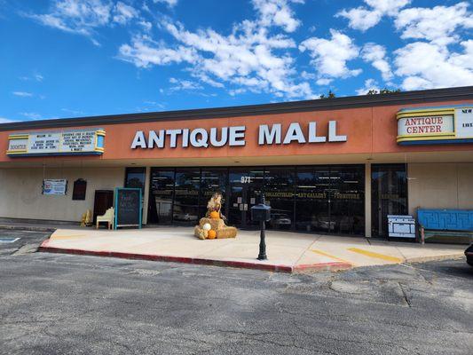 The front of The Rooster Antique Mall in New Braunfels, TX