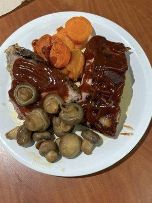 Bbq ribs, roast beef, steamed carrots, mushrooms