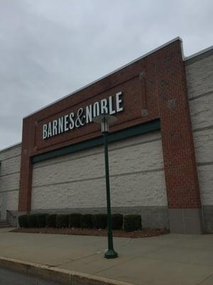 Barnes And Noble Booksellers -- Shoppers World: 1 Worcester Road / RTE 9, Framingham        Storefront