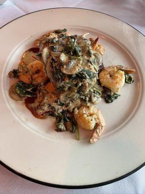 Cassolette de Fruit de Mer Sautéed shrimp, scallops, crab finger, with a creamy mushroom spinach sauce. Over a filo pastry