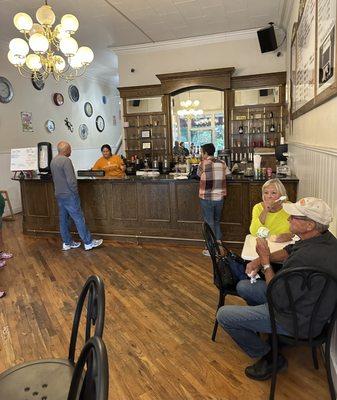 Tic Toc Ice Cream Parlor - Downtown Loudon