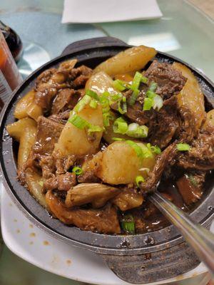 Braised beef with radish claypot