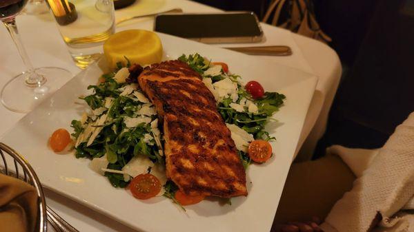 Arugula salad with grilled salmon