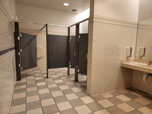 Barnes & Noble Tanforan - Barnes & Noble Tanforan - restroom stalls