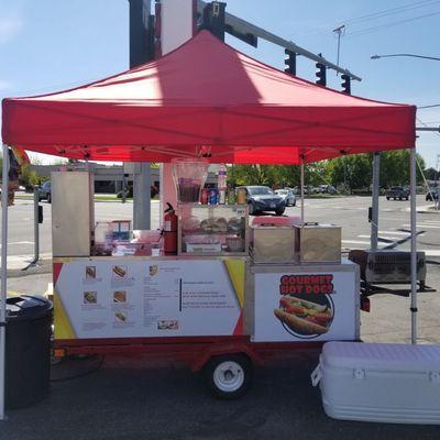 GOURMET HOT DOGS cart ready for (grilling) action!