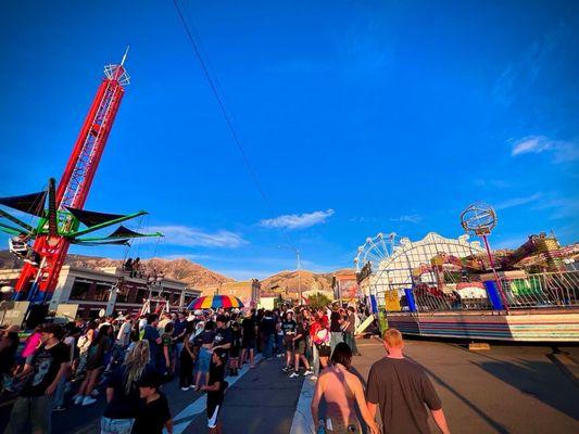 Some of the carnival rides and the crowds at Peach Days!