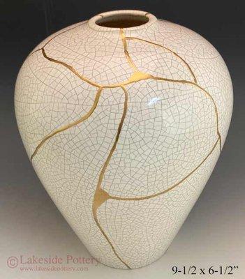 Crackle white vase with gold Kintsugi repair
#kintsugi #kintsugiart #goldkintsugi #kintsugigallery #lakesidepottery #kintsugivase