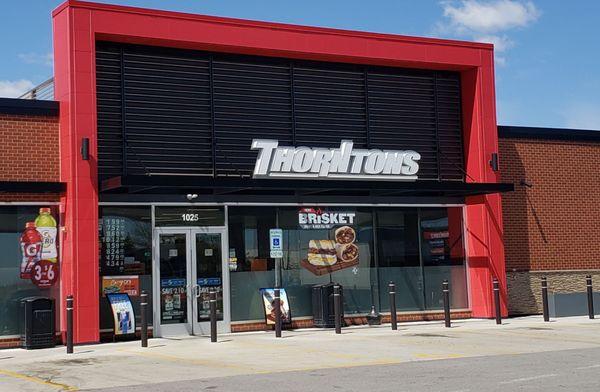 This Thorntons on Weber Rd (near I-55) is an excellent gas station! Fast pumps and big, clean convenience mart