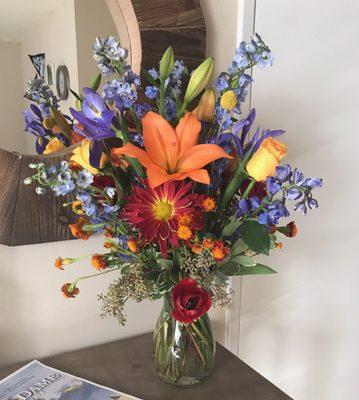 Beautiful Arrangement!! I called this morning and it was delivered within 1 hour! Highly recommend this florist!!