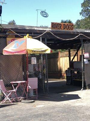 Just opened and had to stop for this rad little place we spotted on our drive to the redwood forest!! Amazing hot dogs