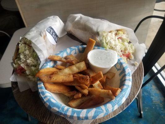 Deluxe Gyros w/ pita chips