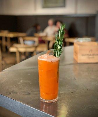 Happy Rabbit 
 Gin|Aperol|Carrot|Ginger|
 Lemon