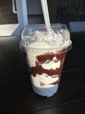 Regular hot fudge sundae (Large)