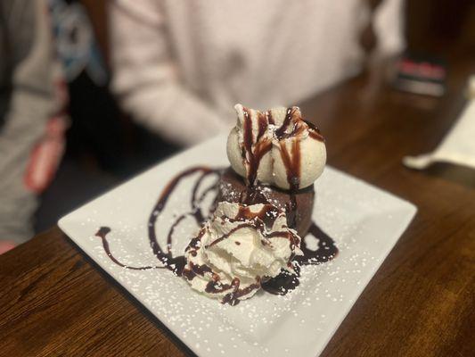 Choc lava/molten cake w ice cream