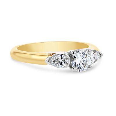 Classic and elegant engagement ring