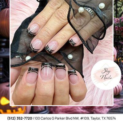 Square nails are trending, and our unique designs make them even more stunning! 
Come in for the perfect blend of style and elegance - squ