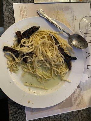 Pasta with garlic and olive oil topped with grilled portobello mushrooms