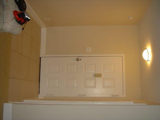 Foyer - tile, baseboards, light switch, and light fixture.