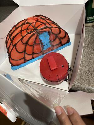 Spider-Man decoration that did not stay on the cake at all.