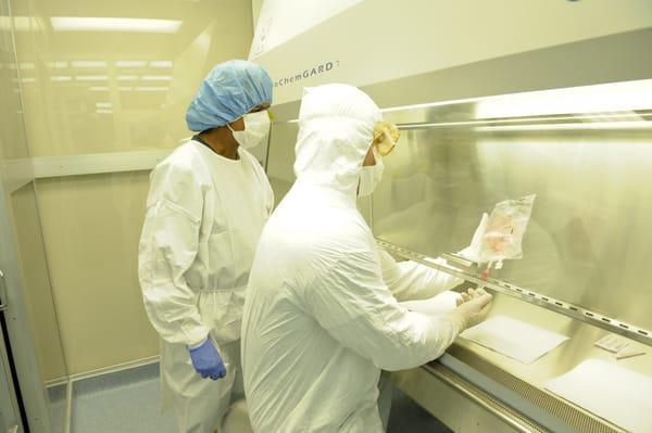 Compounding chemotherapy in negative pressure cleanroom