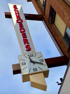 Still sporting its vintage mid-century modern outdoor sign and clock. The clock works.