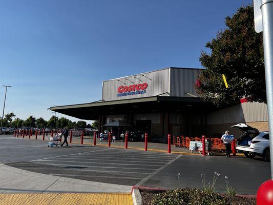 Visalia, Costco - The employees have terrible mannerism (no acknowledgement). Smugness at Costco.