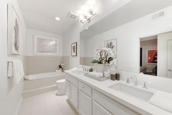 Large master bath with Garden Tub