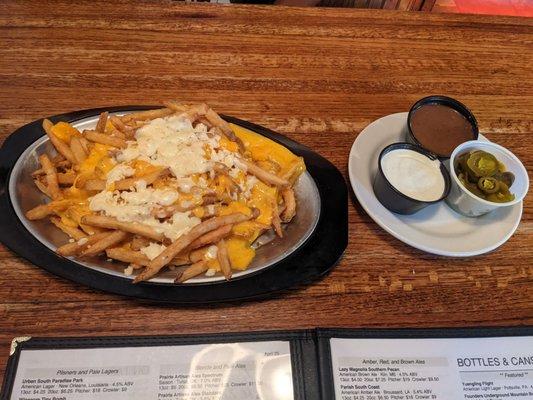 Cheese fries, without the bacon. I believe the waiter said there are 3 cheeses: cheddar, pepper jack, and gouda