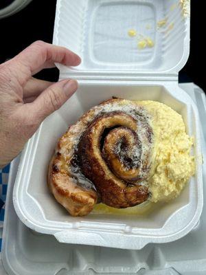 Yummy cinnamon roll & coffee, perfect end to our breakfast!