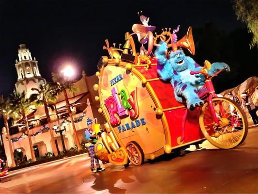 The parade with the Carthay in the background!