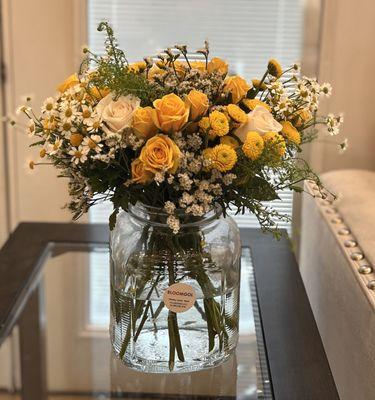 yellow and white arrangement flora design for any class