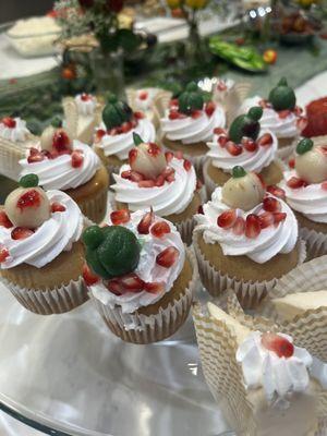 Vegan cupcakes with fresh fruits