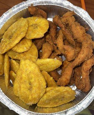 Chicharrón de pollo con tostones