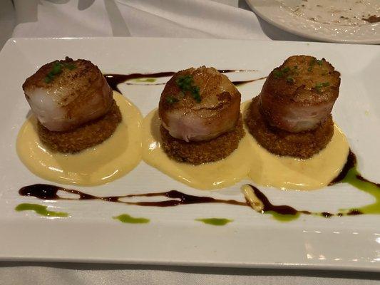 Sea scallop appetizer with crispy polenta and hollandaise. Yum!