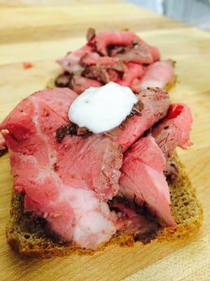 Roast Beef Appetizer with Dill Sauce