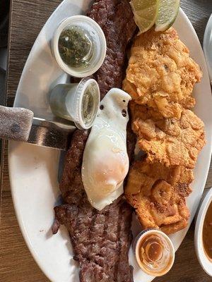 Churrasco a Caballó (with the added fried egg) and Tostones (green plantains)