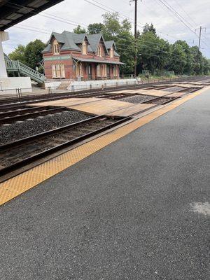 Platform looks scary to maneuver,