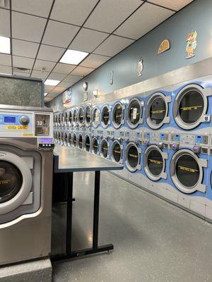 Clean laundromat :)