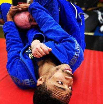 A beautiful triangle choke from a blue belt doing bjj at Izzah!