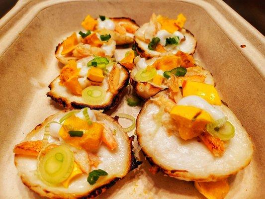 Kanom krok (coconut hotcakes w/crab and corn)