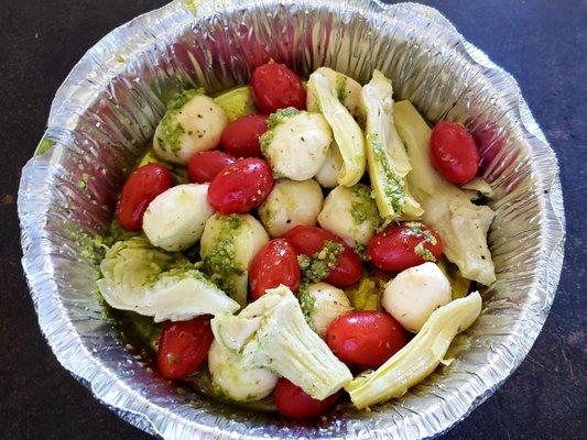 Tomato mozzarella salad with pesto