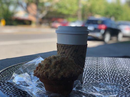 Rhubarb muffin & latte