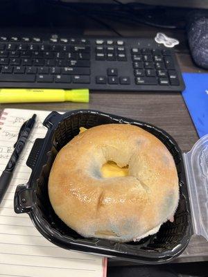 Molded bagel sandwich