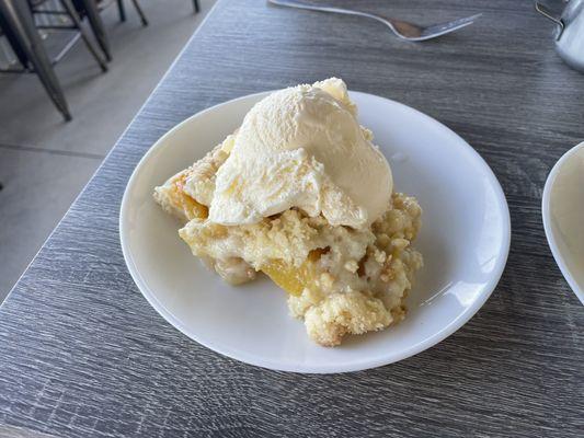 Fresh peach pie with vanilla ice cream