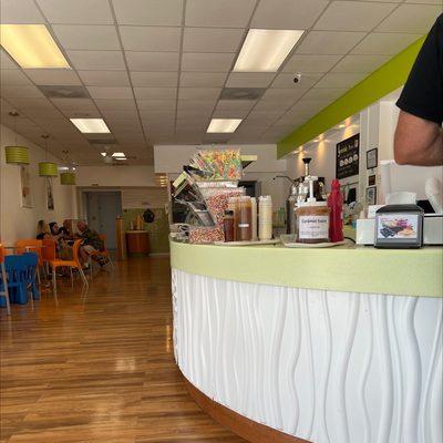 Yummis Frozen Yogurt and Cafe