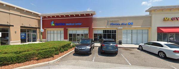 Photo of the main entrance of Sanitas Medical Center, Metro West Office