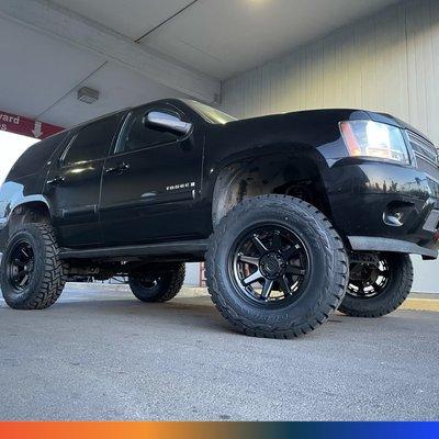 '07 Tahoe GEARed UP with a 7.5" Rough Country Lift, 37" Toyo RTs & 20" Raceline Scout Wheels